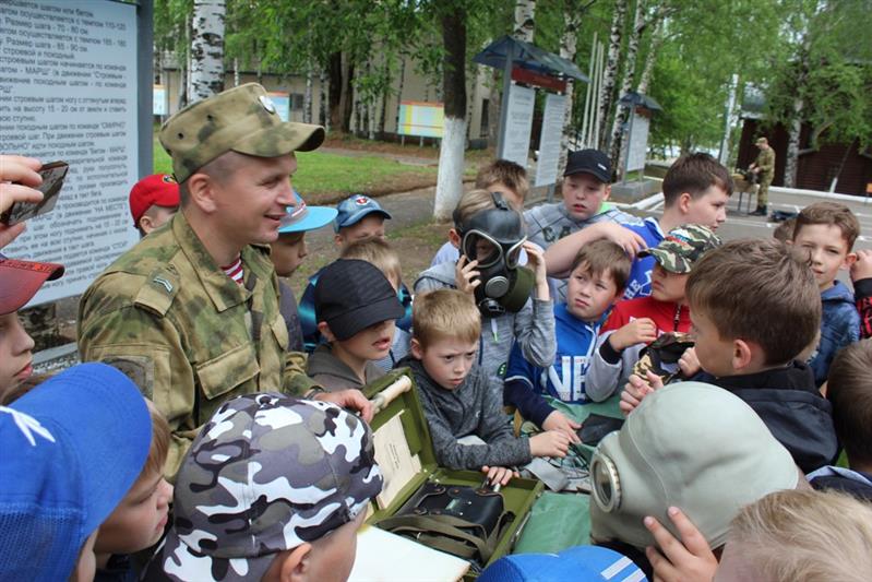 Юные спортсмены посетили воинскую часть Росгвардии в Кирове