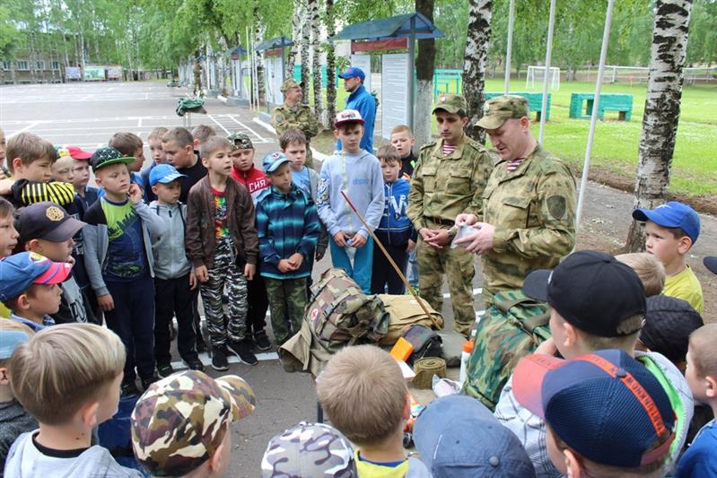 Юные спортсмены посетили воинскую часть Росгвардии в Кирове