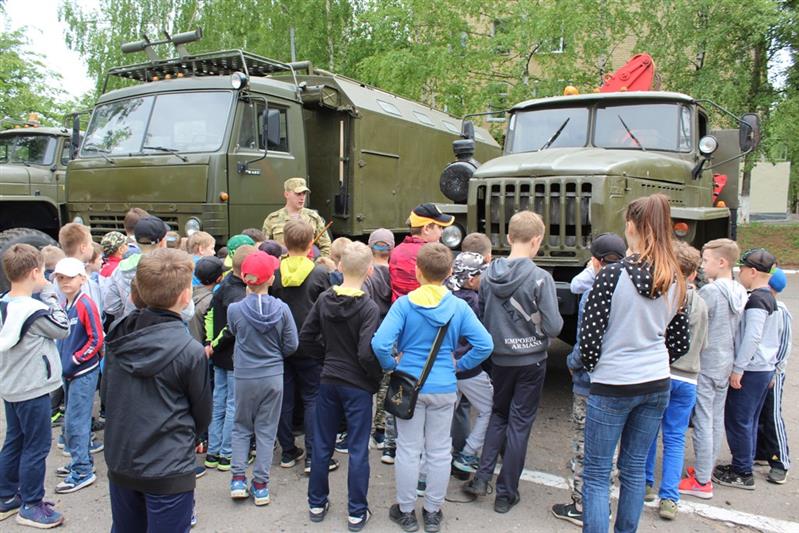 Юные спортсмены посетили воинскую часть Росгвардии в Кирове