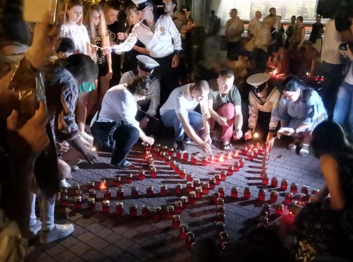 Росгвардейцы Южного округа вспоминают погибших в годы Великой Отечественной войны и зажигают свечи памяти