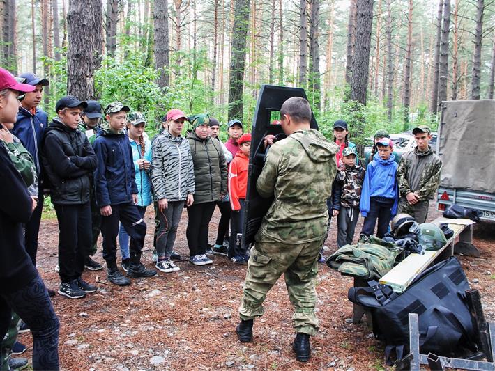 Алтайские росгвардейцы провели акцию «Прокачай лето» для юных патриотов