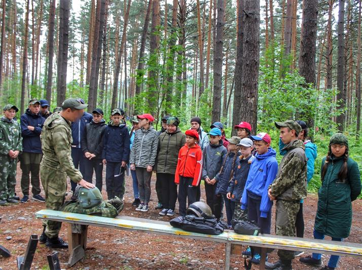 Алтайские росгвардейцы провели акцию «Прокачай лето» для юных патриотов
