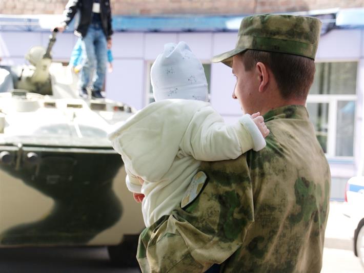 Росгвардейцы поздравили юных жителей Хакасии с праздником детства 