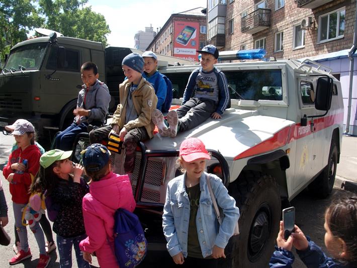 Росгвардейцы поздравили юных жителей Хакасии с праздником детства 