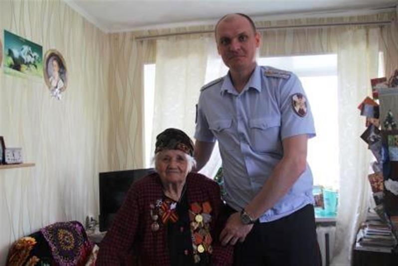 В преддверии Дня памяти и скорби в Тюменской области представители Росгвардии навещают участников Великой Отечественной войны