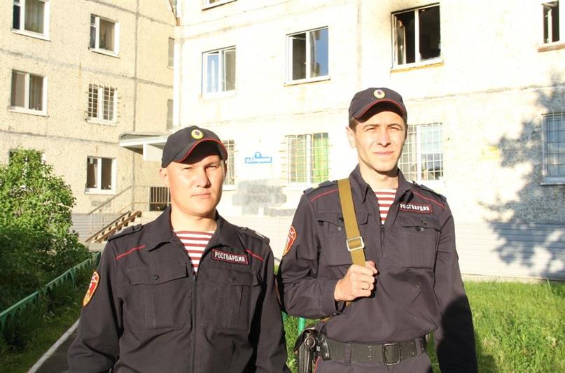 Сотрудники тюменского управления Росгвардии спасли малыша из горящей квартиры
