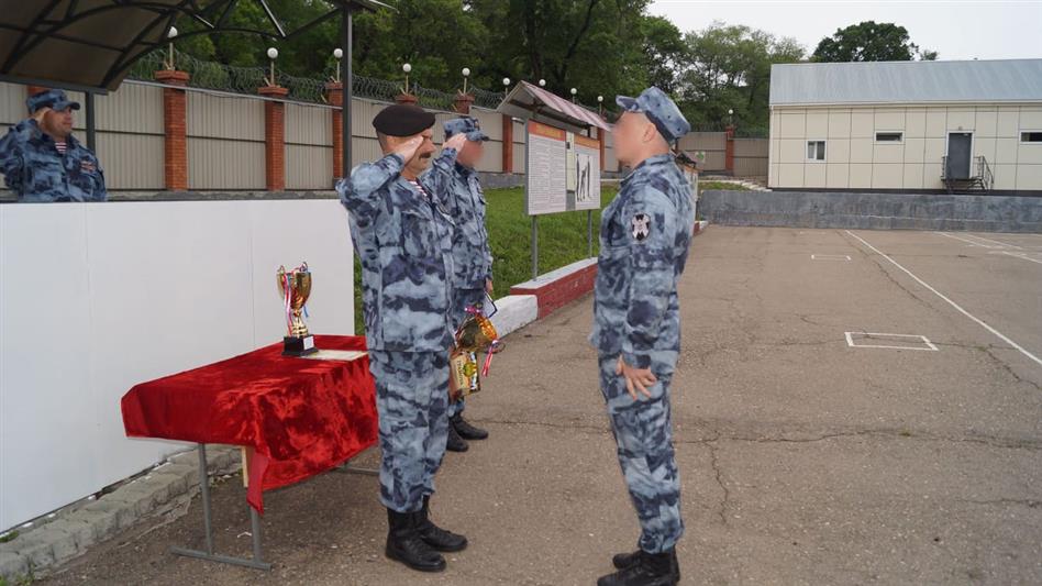 В Приморье в День России наградили победителей чемпионата по тактико-циклической стрельбе среди сотрудников ОМОН