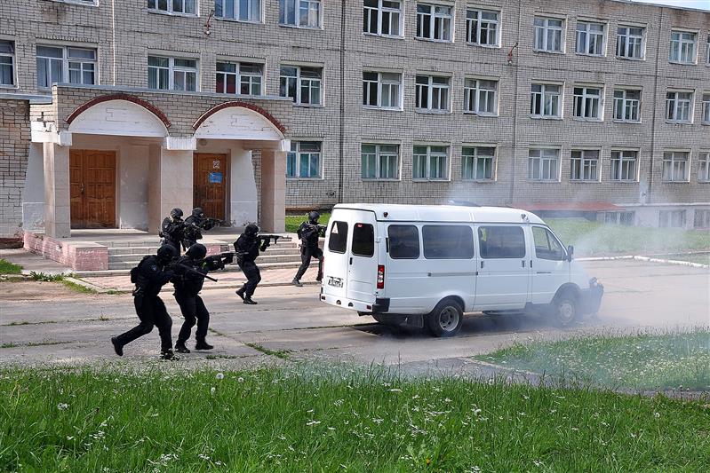 В Кирове сотрудники Росгвардии приняли участие в межведомственном учении антитеррористической направленности (видео)