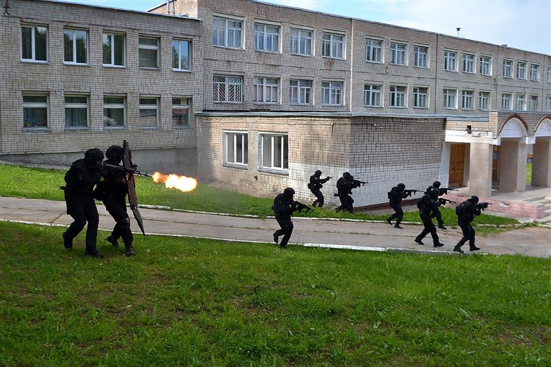 В Кирове сотрудники Росгвардии приняли участие в межведомственном учении антитеррористической направленности (видео)