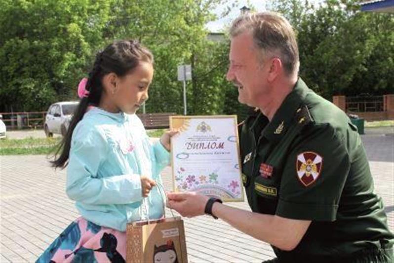 В Тюменской области заместитель командующего Уральским округом Росгвардии наградил призеров всероссийского ведомственного конкурса детского рисунка 