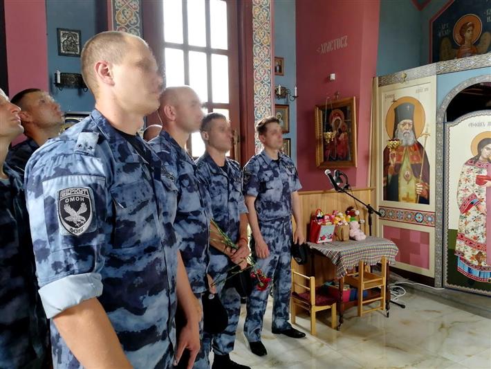 Бойцы крымского ОМОН почтили память погибших защитников Отечества у мемориала узникам концлагеря «Красный»