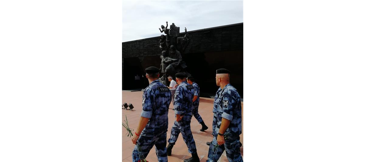 Бойцы крымского ОМОН почтили память погибших защитников Отечества у мемориала узникам концлагеря «Красный»