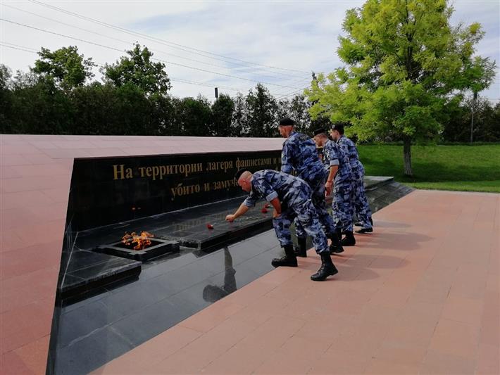 Бойцы крымского ОМОН почтили память погибших защитников Отечества у мемориала узникам концлагеря «Красный»