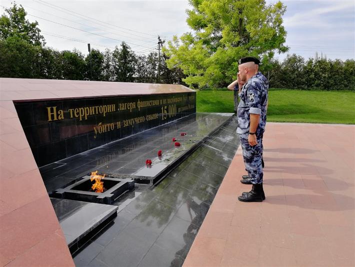 Бойцы крымского ОМОН почтили память погибших защитников Отечества у мемориала узникам концлагеря «Красный»