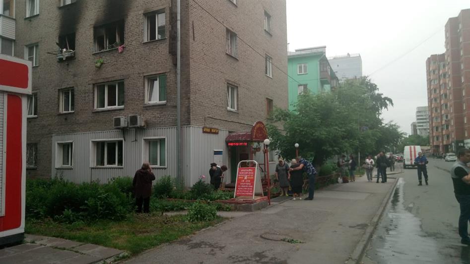 Сотрудники Росгвардии спасли трех детей и двух женщин во время пожара в Новосибирске