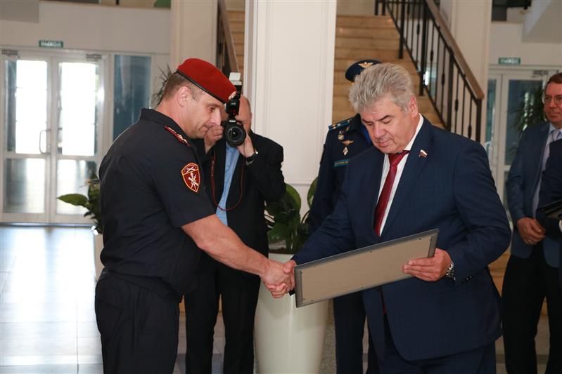 Начальник Управления Росгвардии по Республике Карелия удостоен награды Комитета Совета Федерации по обороне и безопасности