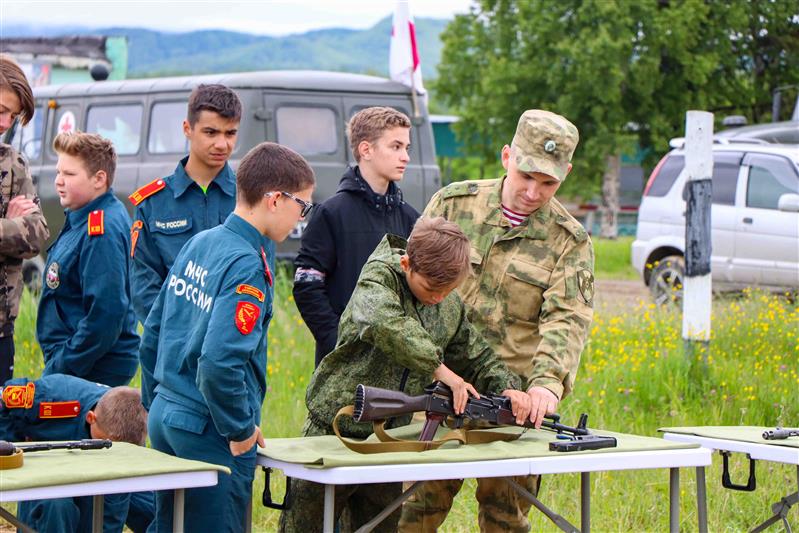 В рамках акции «Прокачай лето!» на Сахалине росгвардейцы провели военно-спортивные состязания для участников детского полевого лагеря