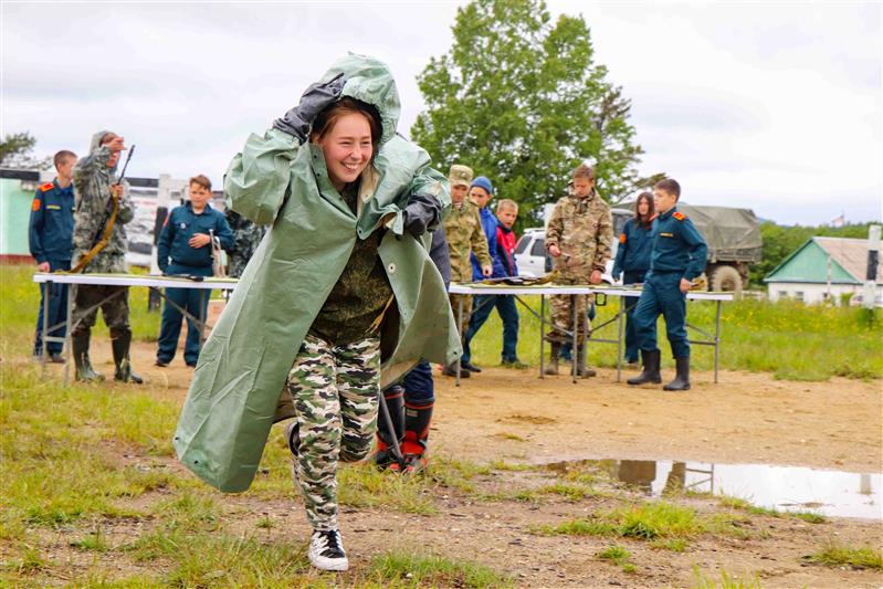 В рамках акции «Прокачай лето!» на Сахалине росгвардейцы провели военно-спортивные состязания для участников детского полевого лагеря