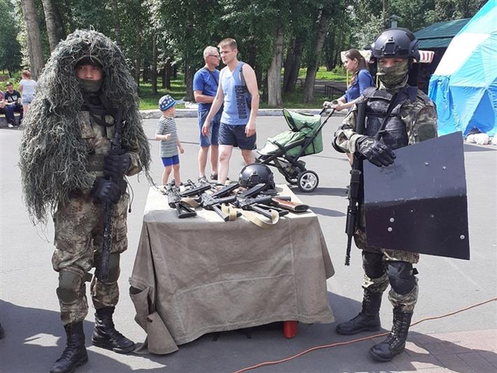 В Кузбассе подшефные Росгвардии провели семейную патриотическую акцию для отдыхающих городского парка