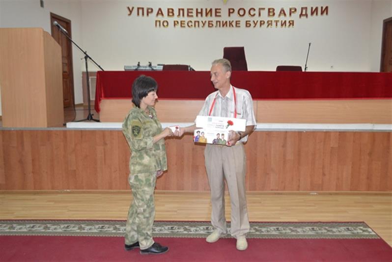 Сотрудники Росгвардии Бурятии  поддержали благотворительную акцию «Красная гвоздика» 