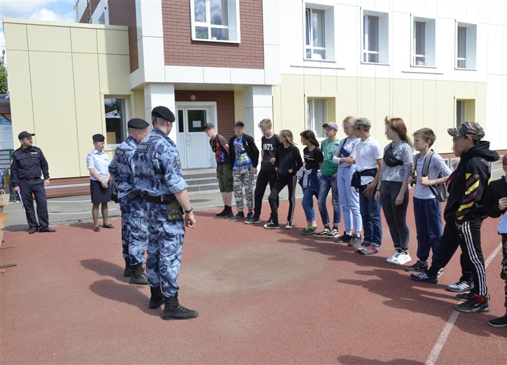 В Удмуртии сотрудники ОМОН Росгвардии провели профилактическое мероприятие для участников профильной смены «Полицейская академия» 
