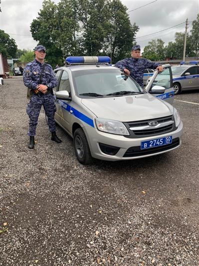 В Подмосковье сотрудники Росгвардии спасли пожилую женщину, упавшую на железнодорожные рельсы