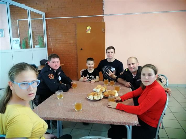 Сотрудники челябинского управления в рамках акции «Каникулы с Росгвардией» провели спортивно-развлекательную эстафету для воспитанников подшефного детского дома 