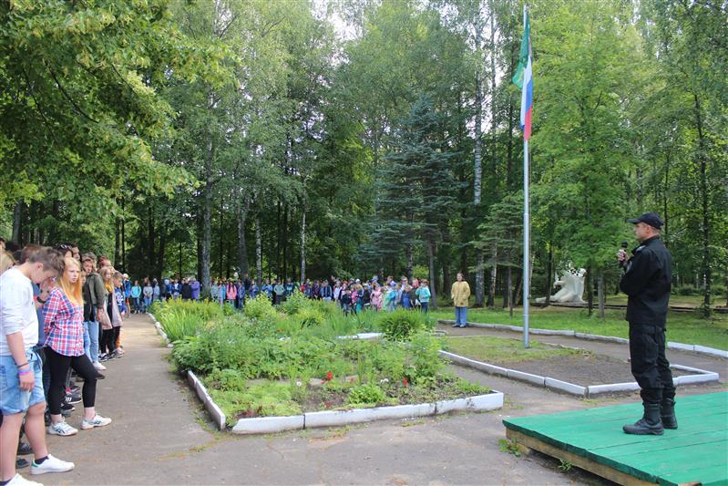  Сотрудники Рыбинского ОМОН провели патриотическое занятие для детей,  отдыхающих в лагере имени Ю.А. Гагарина