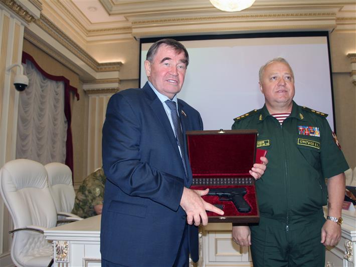 Командующий Сибирским округом Росгвардии вручил наградное оружие президенту концерна «Сибирь» в знак благодарности за многолетнее сотрудничество 