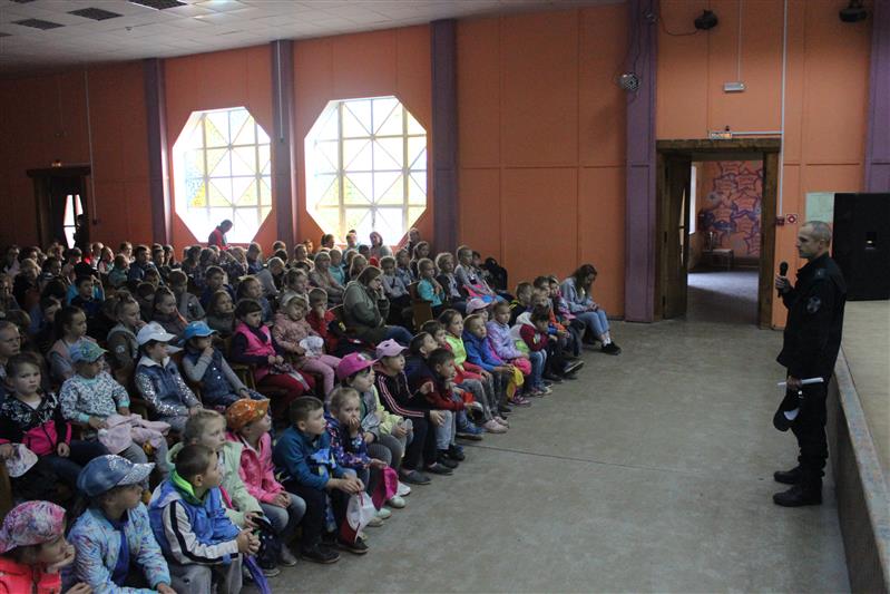  Сотрудники Рыбинского ОМОН провели патриотическое занятие для детей,  отдыхающих в лагере имени Ю.А. Гагарина