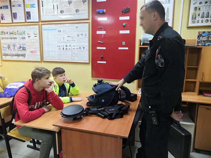 В рамках всероссийской акции «Каникулы с Росгвардией» сотрудники карельского ОМОН провели экскурсию для детей
