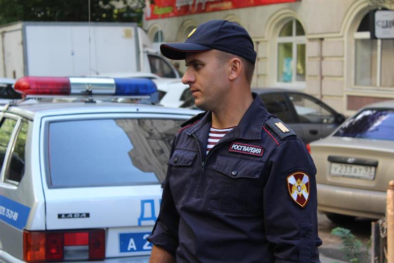 Сотрудники Росгвардии оказали помощь жительнице Саратова, пострадавшей в результате ДТП