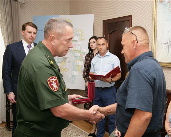 Первый заместитель командующего Южным округом Росгвардии передал государственную награду семье погибшего сотрудника