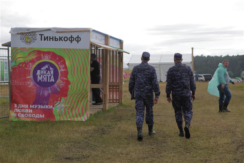Тульские росгвардейцы обеспечили безопасность граждан на музыкальном фестивале «Дикая мята» (фото, видео)