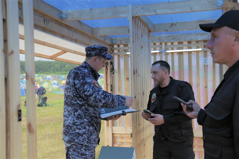 Тульские росгвардейцы обеспечили безопасность граждан на музыкальном фестивале «Дикая мята» (фото, видео)