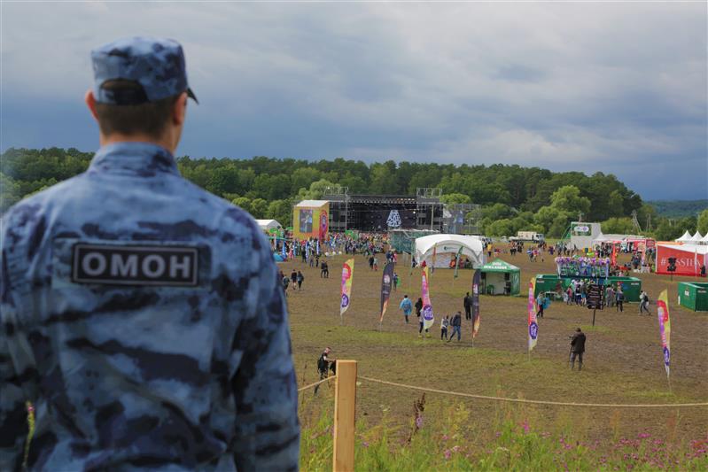 Тульские росгвардейцы обеспечили безопасность граждан на музыкальном фестивале «Дикая мята» (фото, видео)