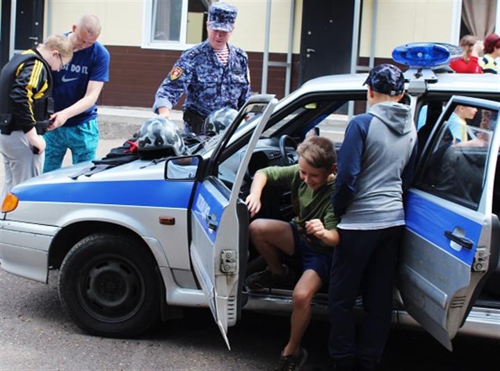 Сотрудники железногорского отдела вневедомственной охраны присоединились к акции «Каникулы с Росгвардией» 