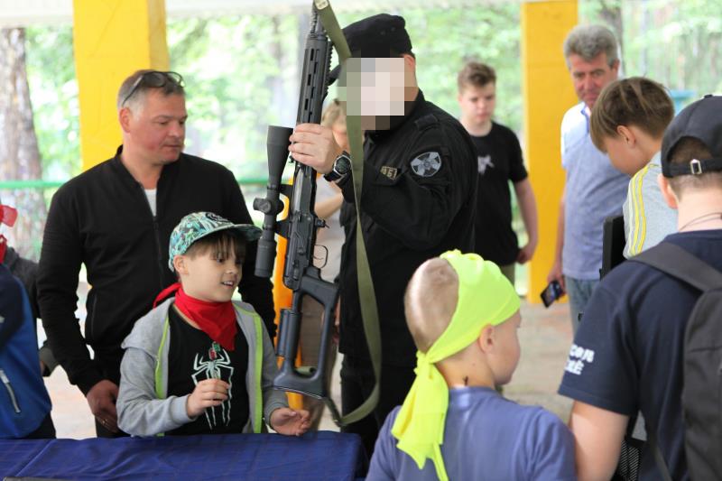 В Удмуртии росгвардейцы поздравили детей с днем рождения лагеря «Дзержинец»