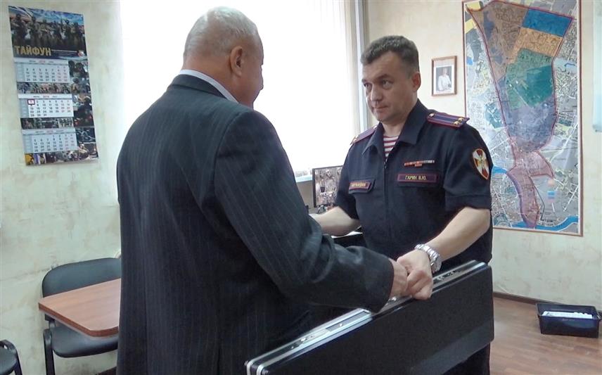 Петербуржец добровольно сдал в подразделение Росгвардии несколько единиц оружия