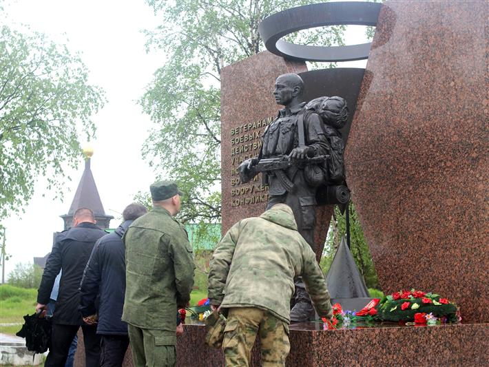 В Нарьян-Маре военнослужащие Росгвардии приняли участие в мероприятии, посвященном Дню ветеранов боевых действий