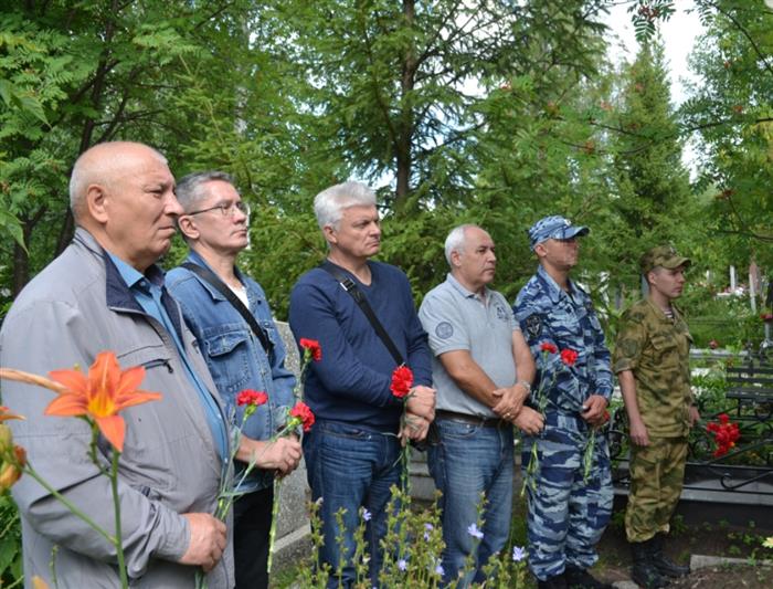 В Ульяновске сотрудники и военнослужащие Росгвардии приняли участие в открытии памятника Герою Советского Союза Ивану Громову
