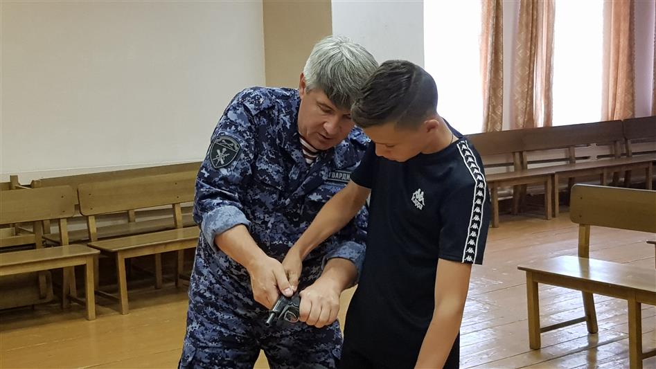 Ивановские росгвардейцы оказали подшефным школьникам помощь в подготовке к военно-спортивной спартакиаде