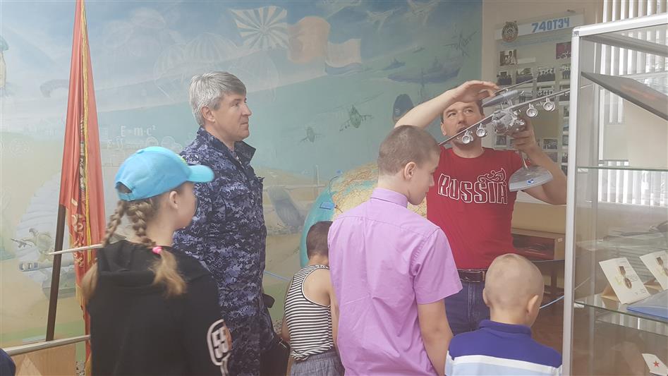 Ивановские росгвардейцы организовали для детей экскурсию в музей военно-транспортной авиации 