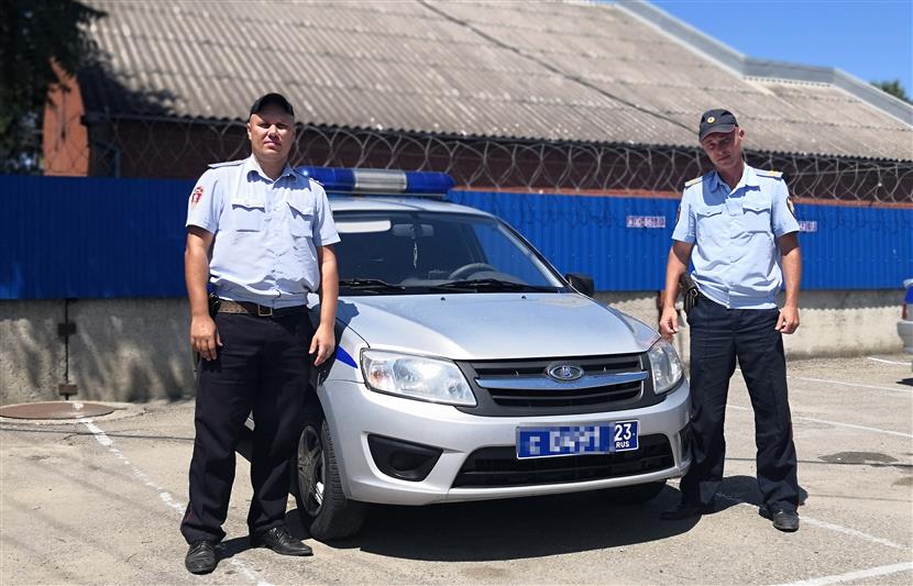На Кубани сотрудники Росгвардии ликвидировали возгорание автомобиля, произошедшее в результате ДТП   