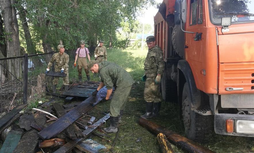 Росгвардия помогает восстанавливать социальные объекты в Иркутской области, пострадавшие от наводнения (фото, видео)