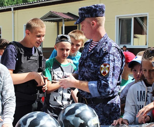 Сотрудники железногорского отдела вневедомственной охраны присоединились к акции «Каникулы с Росгвардией» 