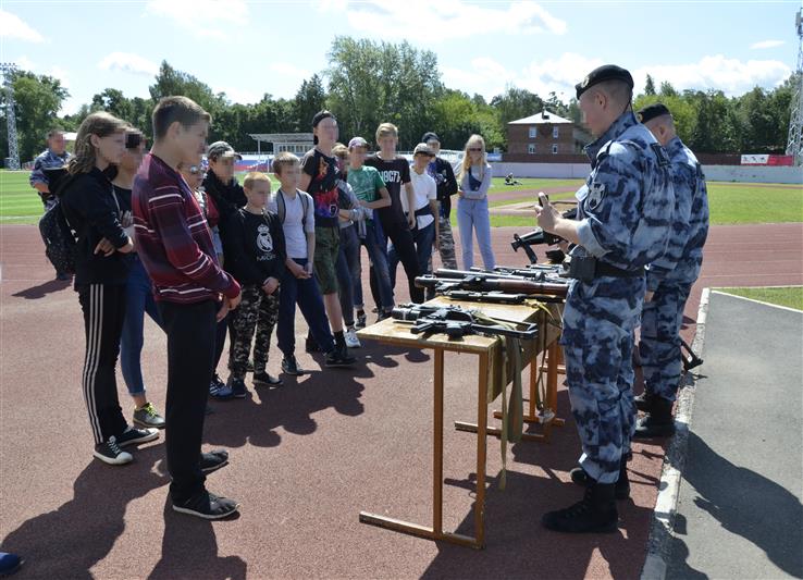 В Удмуртии сотрудники ОМОН Росгвардии провели профилактическое мероприятие для участников профильной смены «Полицейская академия» 