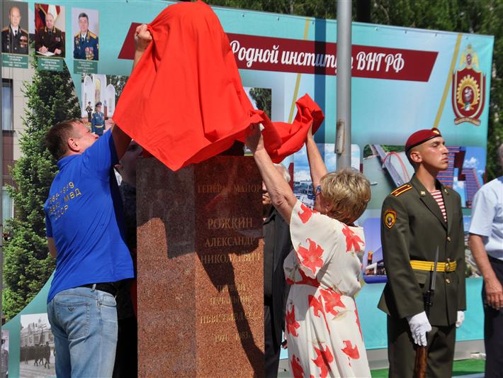В Новосибирском военном институте имени генерала армии И.К. Яковлева состоялось торжественная встреча выпускников 