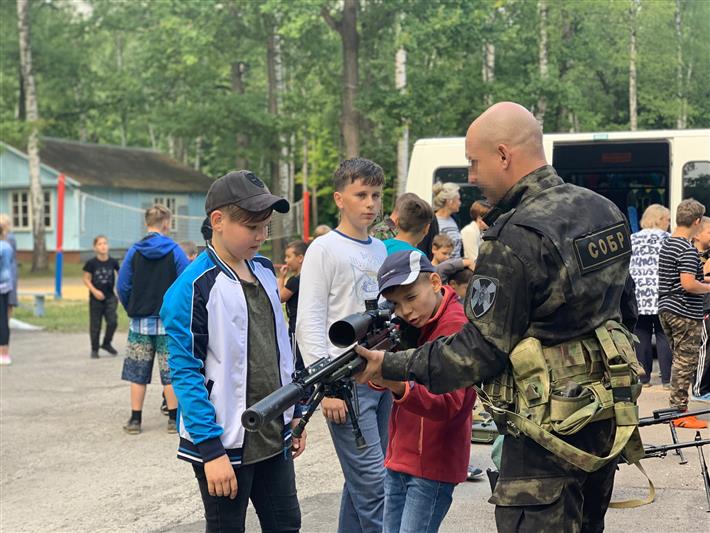Офицеры рязанского СОБР провели Урок мужества для отдыхающих детского лагеря «Орбита»