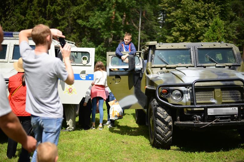 В Удмуртии росгвардейцы поздравили детей с днем рождения лагеря «Дзержинец»